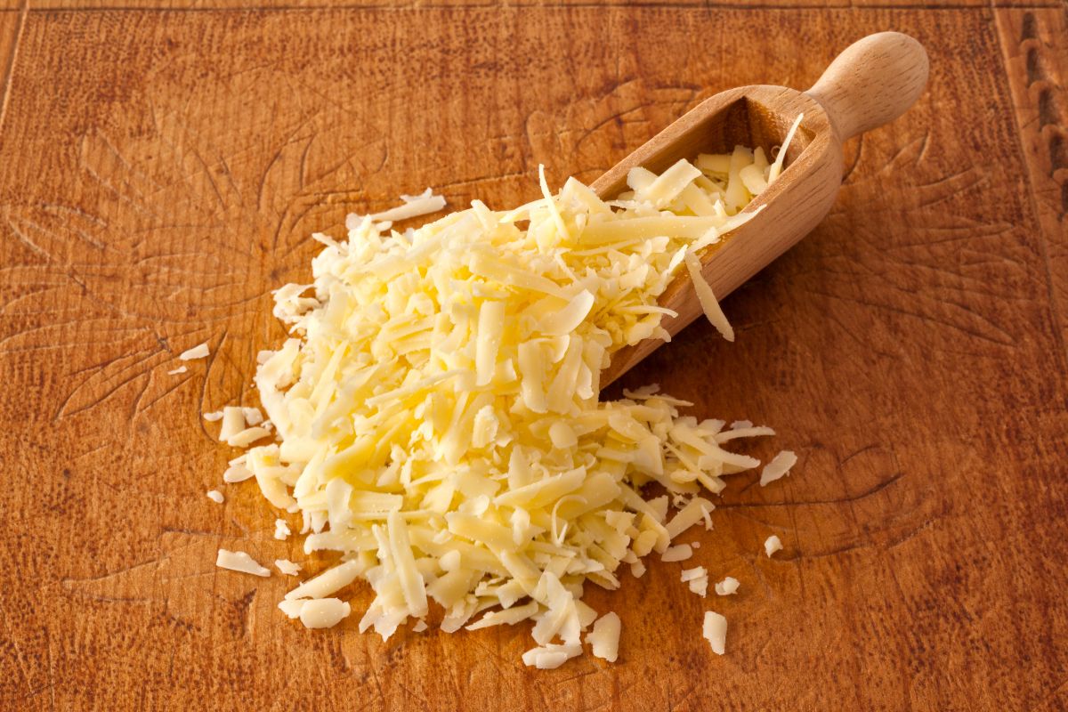 Plat contenant du fromage râpé consommé par une future maman